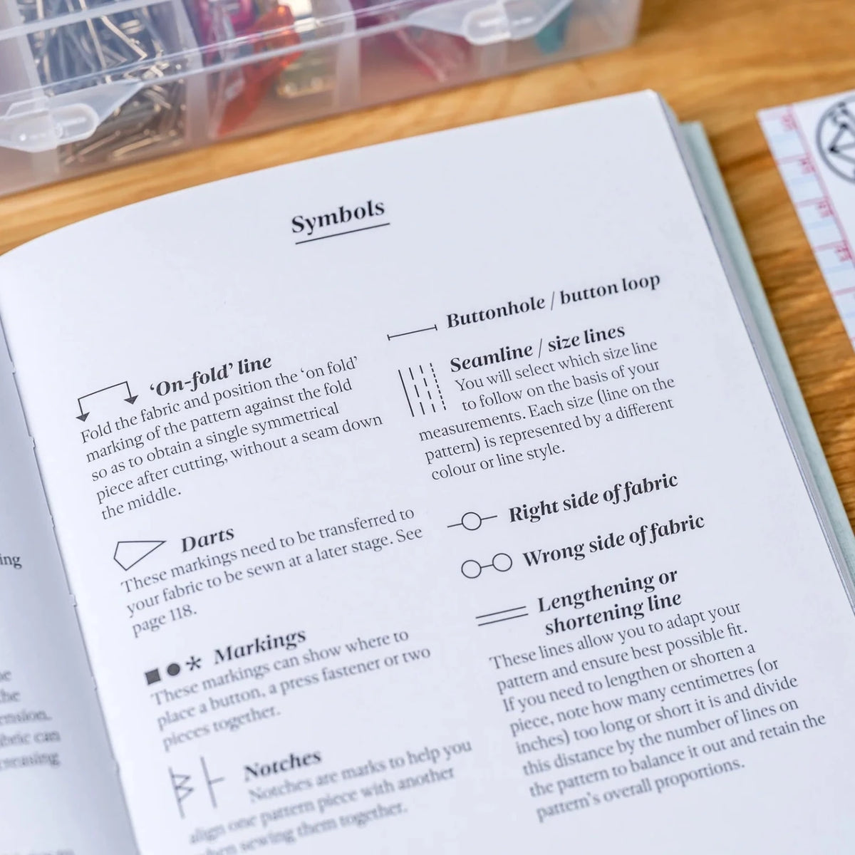 The Dressmaking Companion - Knappnålen